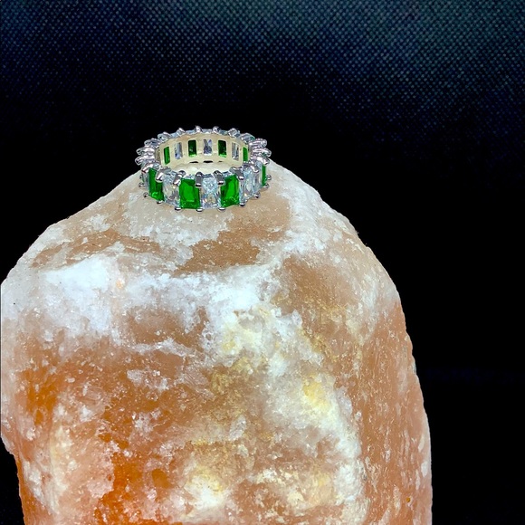 ⭐️ SOLD LIVE ⭐️ NWT! Emerald and White Sapphire Eternity Band - Picture 3 of 5